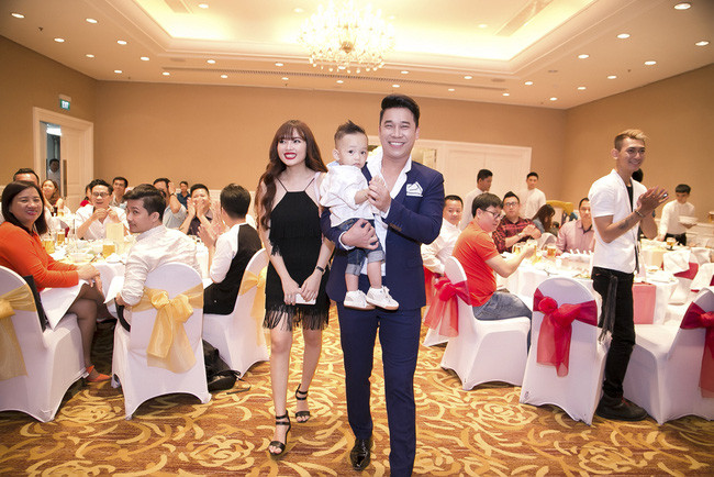 Cùng nhóm nhạc The Men, nhưng khác với Tiến Dũng luôn công khai chuyện tình cảm, thành viên còn lại của nhóm lại vô cùng kín tiếng. Lê Hoàng trúng tiếng sét ái tính với bạn gái 9X từ năm 2011 khi tình cờ gặp nhau tại một phòng thu. Cả hai nhanh chóng “kết đôi” một cách thầm lặng. Đến khi công khai tình cảm, Lê Hoàng cho biết họ đã trải qua không ít trục trặc vì Việt Huê hay giận dỗi, ghen tuông. (Ảnh: Internet)