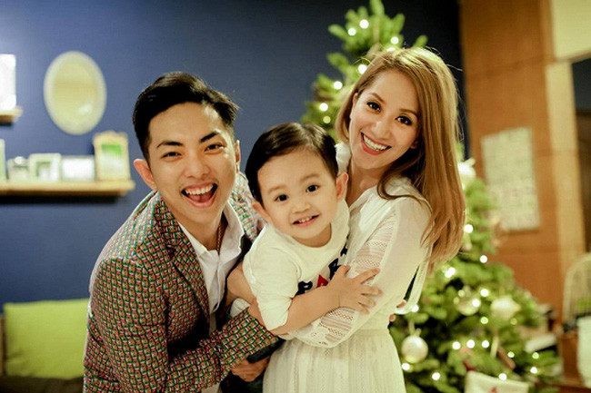 Sau khi công khai mối quan hệ, tình cảm của cặp đôi lệch tuổi ngày càng bền chặt. Vũ công Phan Hiển từng tiết lộ, dù có thời gian dài bên nhau cùng nuôi dưỡng tình cảm nhưng cả hai thường xuyên có những khúc mắc lớn. Kubi chính là nhân tố gắn kết tình cảm của hai người. (Ảnh: vtv.vn)