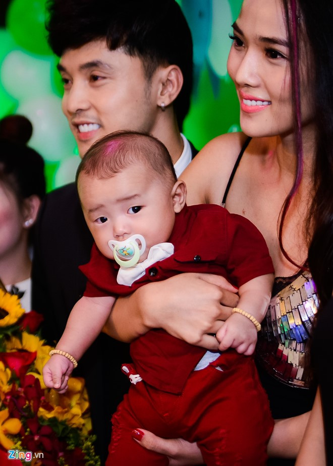 Thiên thần nhỏ Quốc Minh lộ diện trong tiệc sinh nhật Ưng Hoàng Phúc hồi tháng 8/2016. Cả hai tung nhiều bộ ảnh cưới lãng mạn, tình cảm bên nhau khiến người hâm mộ mong chờ một cái kết hạnh phúc của cặp đôi. (Ảnh: Zing.vn)