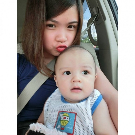 Con trai út của Yori còn rất nhỏ. Hai mẹ con cũng thường xuyên xuất hiện trong ảnh cùng nhau, tuy nhiên bố của ba đứa trẻ lại chưa một lần xuất hiện, điều này khiến dân mạng đặt ra không ít câu hỏi.