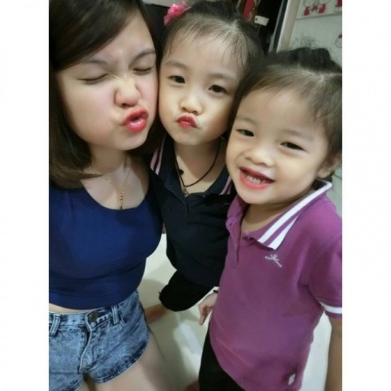 Trên mạng xã hội, bà mẹ hot girl thường xuyên khoe những bức ảnh chụp chung với hai cô con gái đầu lòng xinh xắn và kháu khỉnh. Hai bé gái có khuôn mặt rất giống mẹ, chưa rõ tuổi nhưng hiện đã khá lớn và hoạt bát.