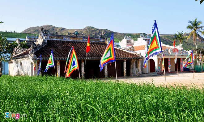 Song hành cùng hệ thống nhà cổ, huyện đảo Lý Sơn còn có hàng chục di tích lịch sử văn hóa, đình làng - nơi diễn ra nghi thức tế lễ đội hùng binh Hoàng Sa của các tộc họ - tri ân công đức tổ tiên, càng góp phần tạo nên không gian cổ kính, trang nghiêm ở huyện đảo tiền tiêu này.