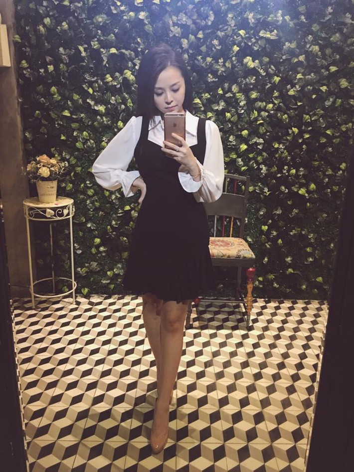 Cô con gái ruột của bà mẹ hot girl Kim Thoa là bạn trẻ tên Cù Mỹ Linh, sinh năm 1994 cũng có ngoại hình, nhan sắc xinh đẹp, ấn tượng. Tuy nhiên, chính bản thân Mỹ Linh đã từng tiết lộ rằng nhiều khi cô còn cảm thấy mẹ Kim Thoa còn trẻ đẹp hơn cả mình. Đứng cạnh mẹ, vốn trẻ trung nhưng Mỹ Linh thường bị "lớn" hơn một chút bởi đơn giản vì mẹ quá trẻ.