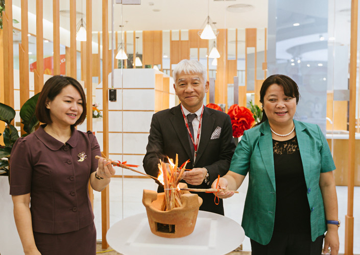 Một trong những khu vực đặc biệt trong văn phòng Hà Nội của Công ty Ajinomoto Việt Nam là Trung tâm đào tạo ẩm thực Ajinomoto Cooking Studio. Sáng 25/5, ông Hiroharu Motohashi – Tổng Giám đốc Công ty Ajinomoto Việt Nam đã cùng các vị khách quý làm nghi thức thắp lửa, khai bếp, chính thức đưa Trung tâm Ajinomoto Cooking Studio vào hoạt động.