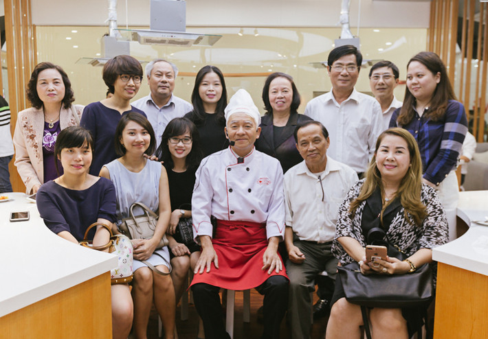 Cuối chương trình, Tổng giám đốc Công ty Ajinomoto Việt Nam chụp ảnh lưu niệm cùng các vị khách quý. Được biết, các lớp học nấu ăn miễn phí tại Ajinomoto Cooking Studio sẽ mở cửa từ ngày 1/6/2017, hoạt động từ thứ ba đến chủ nhật. Giờ học được thiết kế linh hoạt, nhiều buổi trong ngày, phù hợp với nhiều đối tượng học viên.