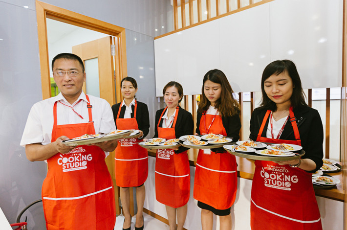 Món ăn ngon đã hoàn thành, nhân viên nhà bếp tại Ajinomoto mang thêm những phần ăn khác để giới thiệu và mời các vị khách nếm thử.