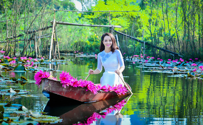 Trong bộ ảnh mới, để tạo sự mới lạ và phù hợp với không gian truyền thống, "cô Trúc" lựa chọn bối cảnh tại suối Yến (chùa Hương) phần nào làm nổi bật hình vẻ đẹp mơ màng, thanh thoát trong tà áo dài - quốc phục của dân tộc.
