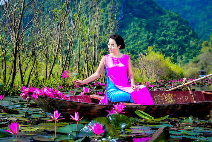 Không chỉ ở trong những bộ áo dài truyền thống mà cả khi khoác lên mình tà áo dài cách tân, nữ diễn viên 37 tuổi vẫn giữ được nét đẹp dịu dàng của người phụ nữ Việt.