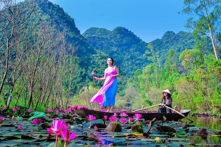 Giữa khung cảnh non nước hữu tình, mỗi shoot hình của nữ diễn viên đều đẹp tựa bức tranh.