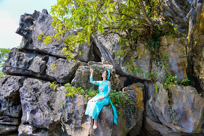 Nữ diễn viên thư thái hòa mình cùng thiên nhiên.