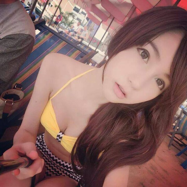 Sau khi xem được nhiều bức ảnh đời thường của Yoshi, nhiều dân mạng đã phải thốt lên rằng họ không thể tin được cô gái xinh đẹp, hoàn hảo này trước đây lại là một chàng trai.