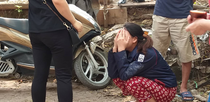 Người nhà nạn nhân đau đớn khóc ngất tại hiện trường vụ cháy nhà xưởng làm 8 người chết và mất tích.