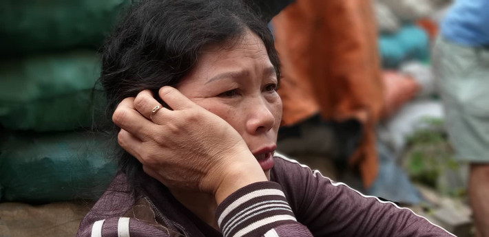 “Khoảng 6h sáng nay, có người gọi báo cho gia đình bảo là hai đứa bị tai nạn ở ngoài đường Lê Văn Lương. Sau cuộc gọi, tôi cùng người thân sững sờ, vội chạy lên khu nhà xưởng mà con đang làm việc tại ngõ Đại Linh. Lên đến nơi, mọi người rụng rời chân tay khi thấy hàng chục lính cứu hoả cùng còi xe hú inh ỏi đang dập lửa tại nơi con làm việc. Tôi muốn vào trong nhưng lực lượng chức năng nghiêm cấm không cho tiếp cận hiện trường”, bà Lá nói.