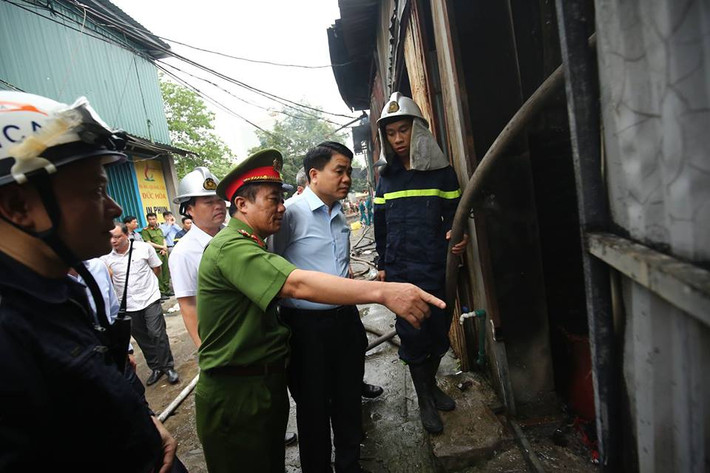 Lực lượng chức năng báo cáo nhanh công tác cứu hộ và thiệt hại do vụ cháy gây ra cho Chủ tịch TP Hà Nội - Nguyễn Đức Chung.