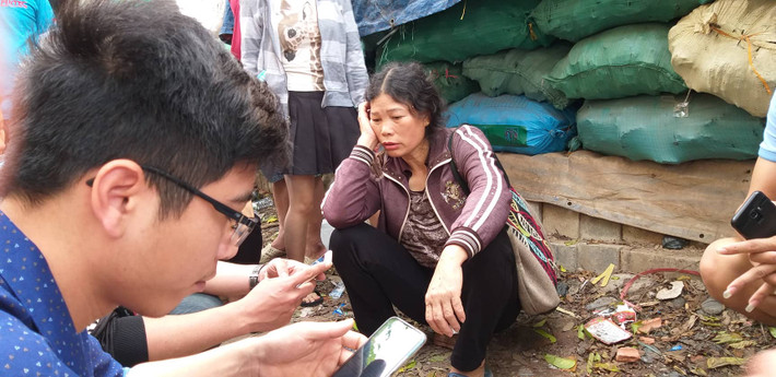 Đứng bên ngoài hiện trường, bà Lê Thị Lá (56 tuổi, Chương Mỹ, Hà Nội) khóc ngất lên ngất xuống và cho biết, đang có con và cháu (SN 2001 và 1994) ở trong hiện trường.