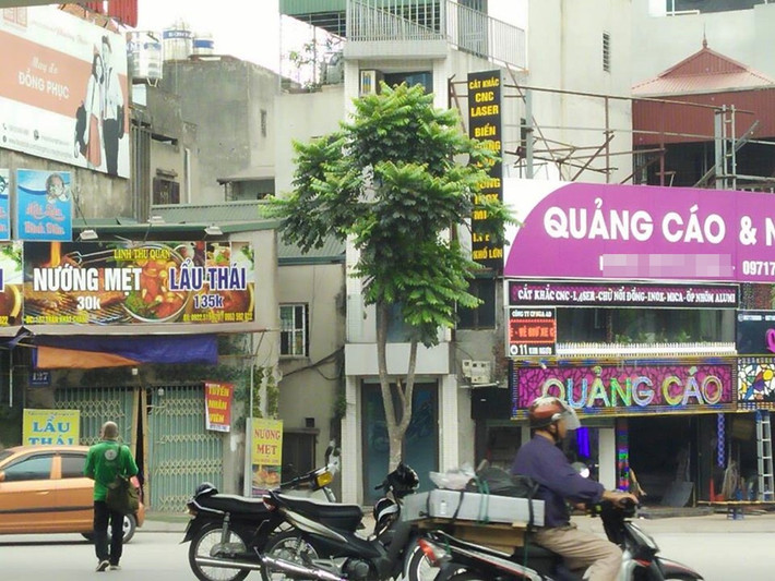 Một ngôi nhà siêu nhỏ hẹp, có những góc cạnh tam giác dường như mới được xây dựng, nhiều người đi đường đều dễ dàng quan sát thấy.
