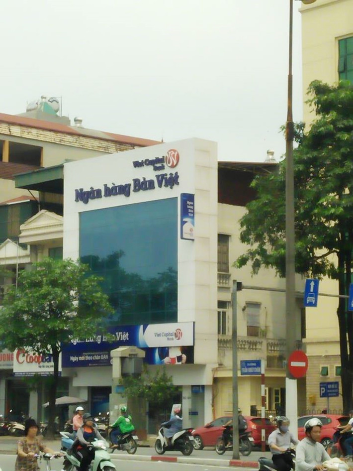 Mặt tiền của công trình này được thiết kế theo hình hộp chữ nhật đồ sộ, nổi bật ngay mặt đường Trần Khát Chân. Tuy nhiên, theo nhiều người, thiết kế "khác người" này đã phá vỡ nét thẩm mỹ chung của dãy phố.