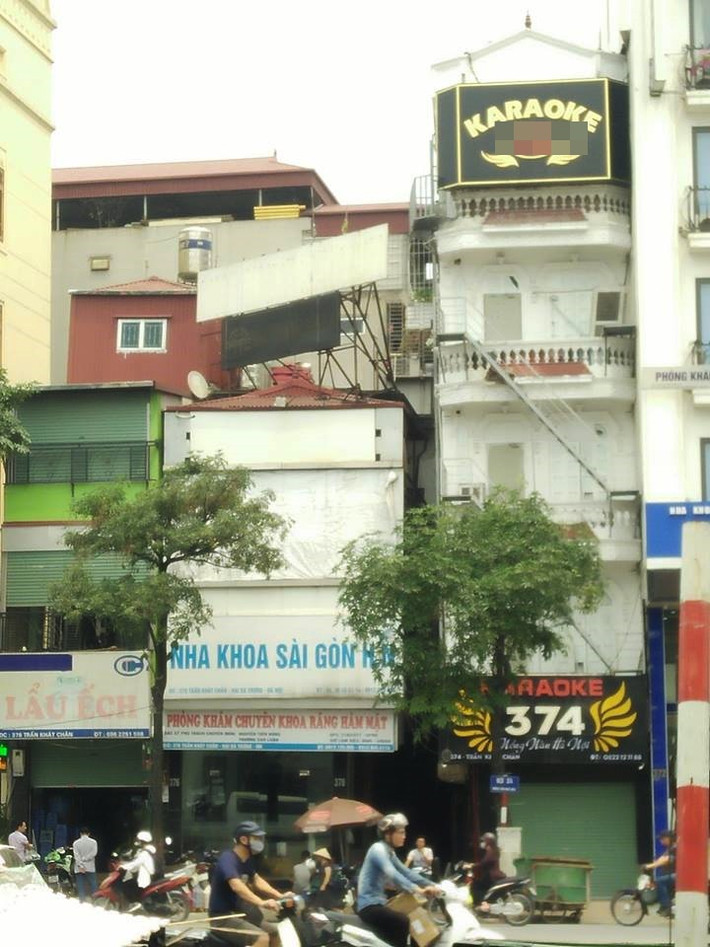 Một phòng khám nha khoa cũng có hình thù lạ mắt, ở dưới hẹp nhưng bên trên phình dần.