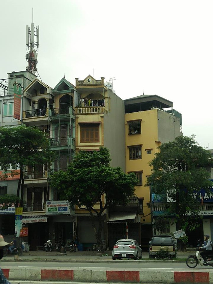 Không quá khó để có thể nhìn thấy những ngôi nhà cao tầng được xây liền kề, nhưng lại có hình dáng méo mó, lệch lạc nhau như thế này trên đường Trần Khát Chân.
