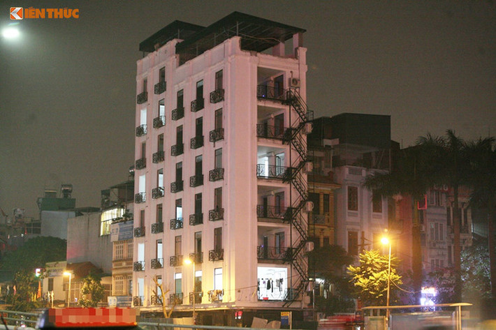 Dư luận những ngày qua rất bức xúc trước việc công trình 283 Trần Khát Chân (Phường Thanh Nhàn, quận Hai Bà Trưng, TP Hà Nội) vi phạm trật tự xây dựng - xây vượt 1,5 tầng.