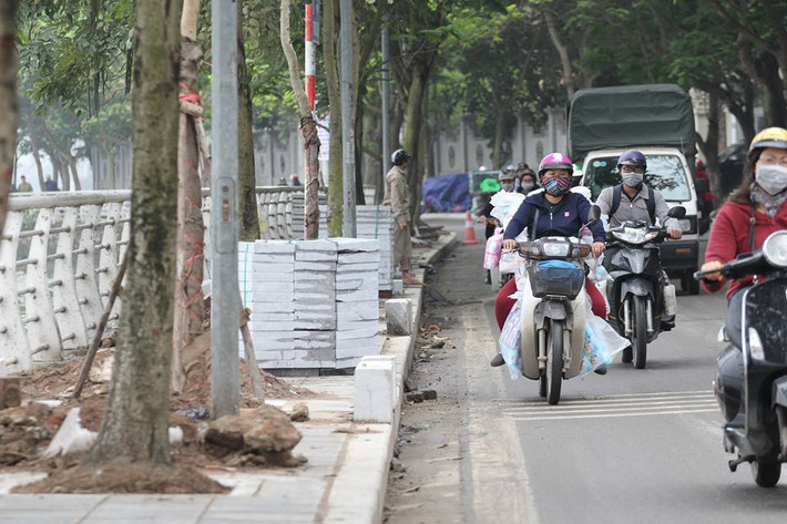 Vỉa hè của phố Trích Sài được thay thế bề mặt đá cũ bằng gạch bê tông bọt CLC, còn được gọi là gạch vân đá nhân tạo. Chiều dày mỗi viên gạch khoảng 5cm, vuông 40cmx40cm, trọng lượng hơn 10kg.