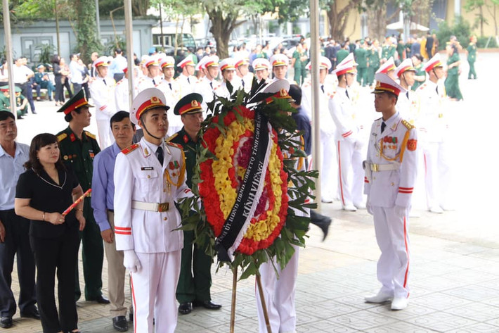 Trong sáng nay, nhiều Bộ ban ngành cùng các cơ quan, đoàn thể, cá nhân của TP Hà Nội cũng như khắp các tỉnh thành của cả nước cũng đến Nhà tang lễ số 5 Trần Thánh Tông viếng Trung tướng Đồng Sỹ Nguyên.,