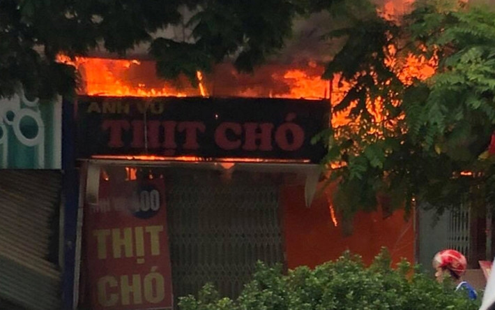 Vụ cháy quán thịt chó xảy ra vào khoảng 15h10 ngày 5/4, tại 3 nhà số 396, 398 và 400 đường Lạc Long Quân (Tây Hồ, Hà Nội).
