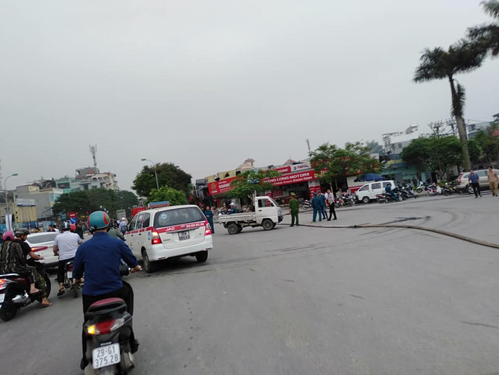 Lực lượng chức năng phân luồng hướng dẫn giao thông để thuận tiện cho việc chữa cháy.