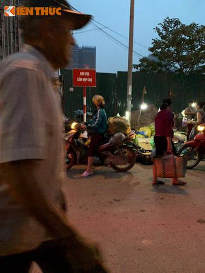 Cảnh họp chợ ồn ào, trái phép đã diễn ra nhiều tháng nay nhưng phía UBND phường Dịch Vọng Hậu, Công an phường Dịch Vọng Hậu vẫn chưa thể xử lý dứt điểm và dường như "bất lực".