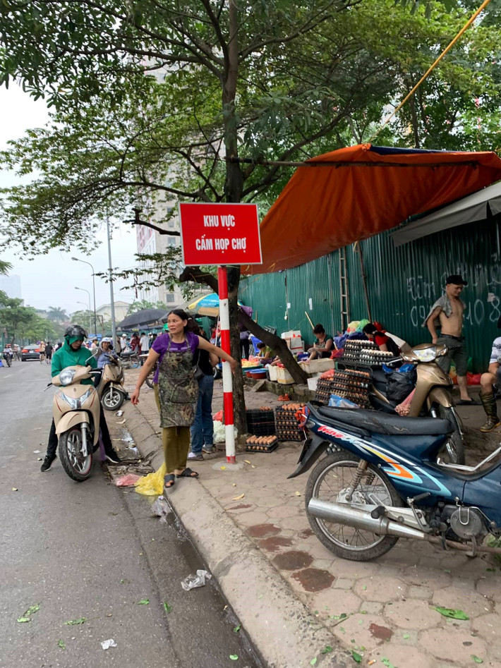 Người dân địa bàn đang mong chờ những động thái tích cực "quyết tâm" xóa bỏ chợ tạm, không phép từ phía Chủ tịch UBND phường Dịch Vọng Hậu như những gì mà vị này khẳng định với báo chí.
