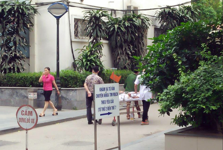 Bệnh nhân được đưa vào liên tục, các bác sĩ thì làm việc không ngừng nghỉ.