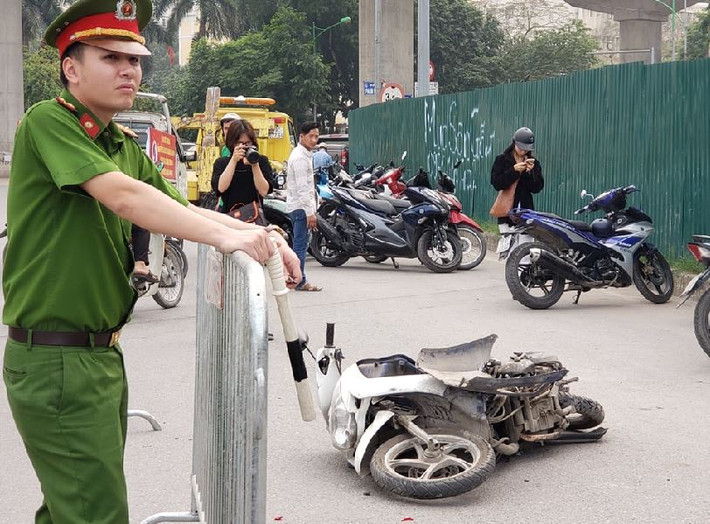 Lãnh đạo Đội CSGT số 6 Công an TP Hà Nội cho biết, qua kiểm tra nhanh xác định tài xế điều khiển xe ô tô đâm hàng loạt xe máy là nữ giới.