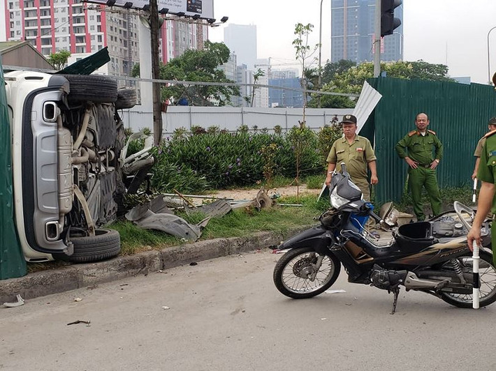 Có thể, trong lúc điều khiển phương tiện khi tới ngã tư có tín hiệu đèn xanh đỏ, người này đã mất bình tĩnh đạp nhầm chân phanh thành chân ga.