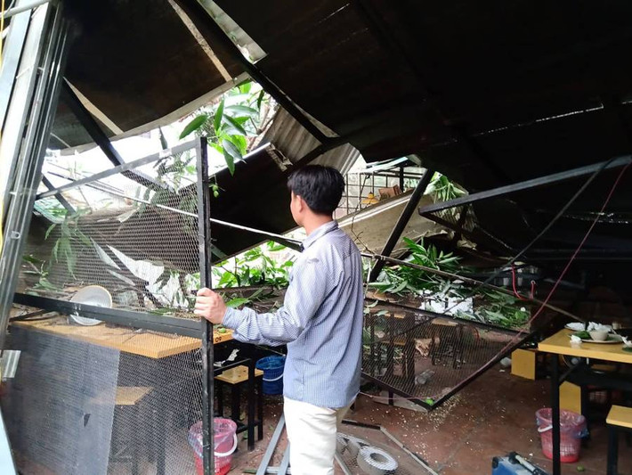 Mái tôn của quán bị sập, hư hỏng.