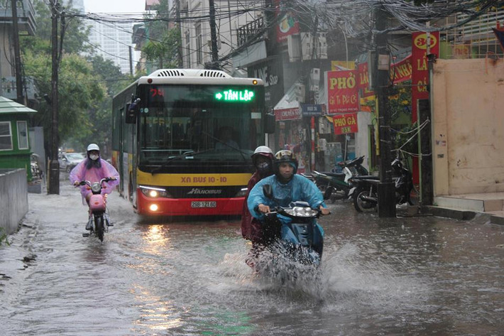 Sáng ngày 30/4, Hà Nội tiếp tục đón những cơn mưa lớn. Do mưa lớn trút xuống liên tiếp nên nhanh chóng khiến nhiều tuyến đường phố của Thủ đô ngập sâu trong nước. Ảnh đường Vũ Trọng Phụng.