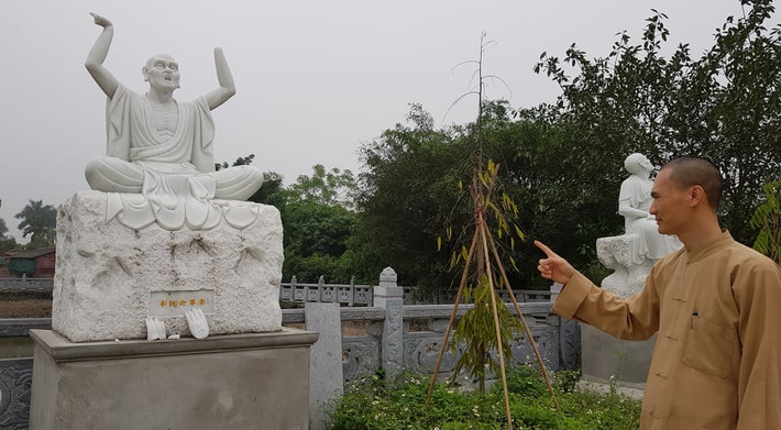 Trao đổi với PV, Đại đức Thích Thanh Khánh (trụ trì chùa Khánh Long) cho hay, sự việc được nhà chùa phát hiện vào sáng 26/3. Thời điểm này, một số pho tượng La Hán đã bị kẻ xấu đập vỡ các phần ngón tay, ngón chân và tai.