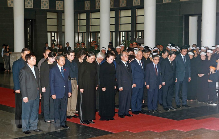 Đoàn đại biểu Quốc hội do bà Nguyễn Thị Kim Ngân dẫn đầu viếng Trung tướng Đồng Sỹ Nguyên. Ảnh: TTXVN.
