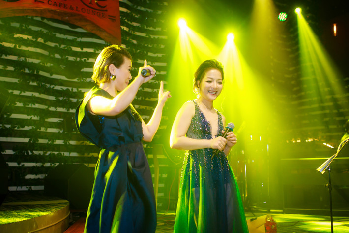 Liên tiếp những hit vang bóng như “Tình phai”, “Em về tinh khôi”, “Khoảnh khắc”,… nhẹ nhàng nhưng không kém phần da diết, nồng nàn cảm xúc cùng những lời tâm sự của chủ nhân cứ thế gợi lại ký ức xưa trong lòng khán giả.
