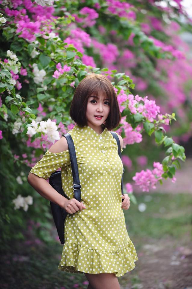 Cô giáo tiểu học xinh đẹp Ly Ly bức xúc: “Những ý kiến chê bai mình phẫu thuật thẩm mỹ thì mình xin khẳng định đây là gương mặt bẩm sinh cha sinh mẹ đẻ của mình! Đi chụp hình thì không được make up, đeo lens hay sao?”.