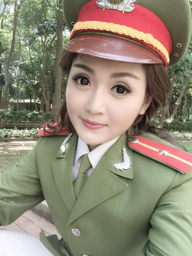 Mới đây hình ảnh một cô công an xinh đẹp, trẻ trung được dân mạng Việt tích cực lan truyền tạo ra không ít sự tò mò. Bắt nguồn từ một vài fanpage nổi tiếng, loạt ảnh cô công an được chia sẻ với những dòng mô tả “rất kêu” và hầu hết ai cũng ấn tượng với nhan sắc của nữ nhân vật chính.
