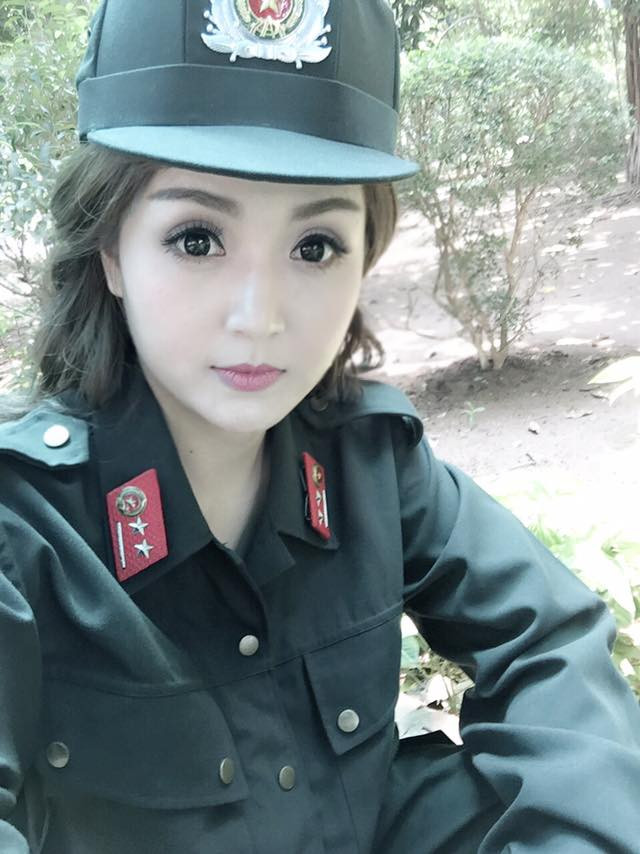 Nguyễn Ly Ly cho biết, cô không hề biết những bức hình chụp trong trang phục công an, cảnh sát của mình lại bị lan truyền, chia sẻ rầm rộ như vậy. Ly Ly tiết lộ: “Bộ ảnh đó sử dụng trên lịch của CAND, mình chỉ được giới thiệu làm mẫu ảnh, chứ mình không phải là công an”.