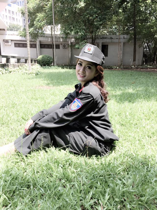 Ở một số diễn đàn nổi tiếng, các thành viên thi nhau tranh luận về việc thực chất Nguyễn Ly Ly làm nghề gì. Môi trường mạng xã hội dẫn đến việc có rất nhiều bình luận bất lịch sự, động chạm đến danh dự, hình ảnh cá nhân của Nguyễn Ly Ly khiến cô giáo trẻ xinh đẹp buộc lòng phải lên tiếng.