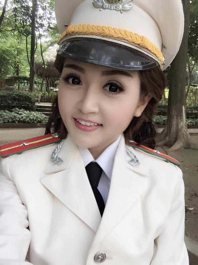 Nhiều bạn trẻ nhanh chóng nhận ra nhân vật trong ảnh là Nguyễn Ly Ly, sinh năm 1988, là một cô giáo xinh đẹp đang sinh sống và làm việc tại Hà Nội. Những thông tin về Nguyễn Ly Ly là cô giáo mâu thuẫn với những hình ảnh mặc đồ công an đang được lan truyền trên mạng gây nên nhiều cuộc tranh cãi, bình phẩm.
