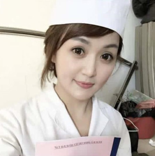 Do có ngoại hình xinh đẹp, tạo hình biến hóa trong nhiều bộ ảnh khác nhau từ cô giáo đến công an, phật tử… nên những người chưa biết đến Nguyễn Ly Ly khi ngắm cô trong ảnh thường rất tò mò về nghề nghiệp thực sự của cô.