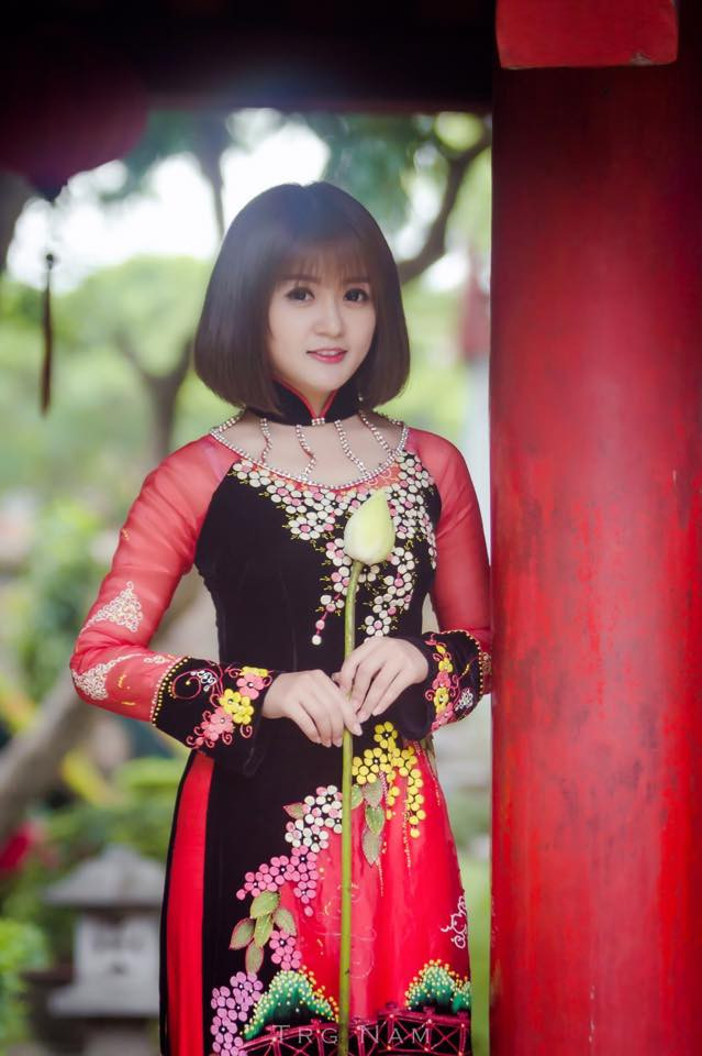 Loạt ảnh trong trang phục công an được chia sẻ rầm rộ, được nhiều người yêu thích… ban đầu khiến Ly Ly cảm thấy rất vui nhưng sau đó khi phải nghe quá nhiều bình luận bất lịch sự, thấy hình ảnh của mình bị nhiều kẻ “câu like” lợi dụng… cô giáo trẻ đã không tránh khỏi cảm giác bực tức, khó chịu.