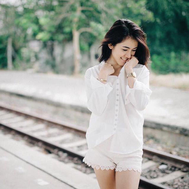 Điều khiến cặp đôi hot girl đồng tính Thái Lan này nổi tiếng là nhan sắc gần như hoàn hảo của họ. Cả hai đều là những cô gái trẻ trung, có khuôn mặt xinh đẹp như búp bê, năng động và có số lượng người theo dõi trên mạng xã hội rất lớn.