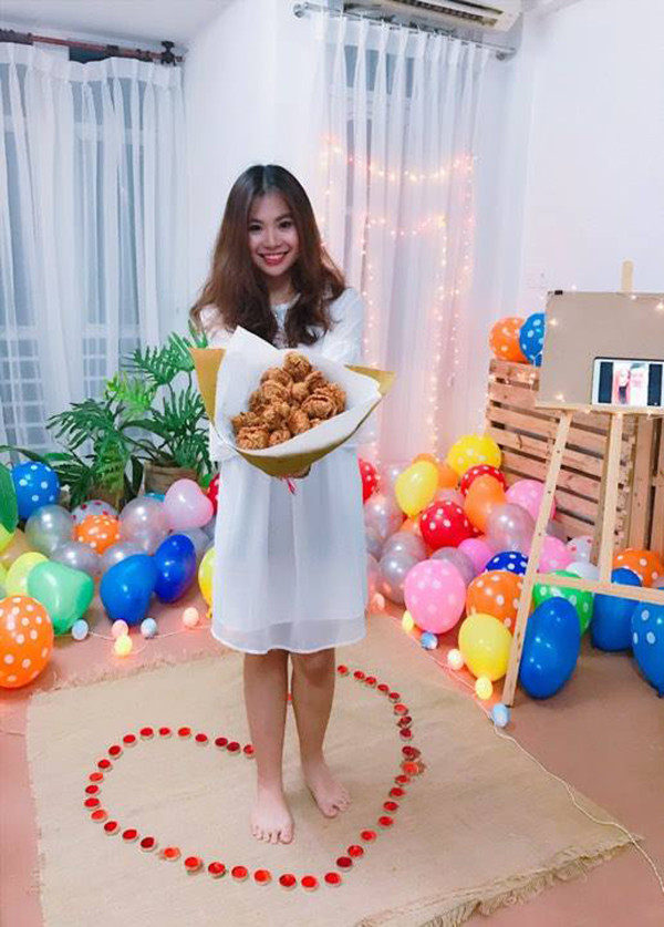 Theo lời kể của Vân, hôm đó, người yêu đã bịt mắt và dẫn cô đến một không gian nho nhỏ, ấm cúng. Không gian được tạo nên bởi rất nhiều nến xếp hình trái tim, bóng bay hình trái tim và cả khung ảnh có hình cặp đôi.