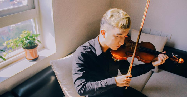Theo tìm hiểu, chàng trai chơi violin ở Hang Én có tên Hoàng Trương – Hoàng Rob, sinh năm 1991, quê gốc Quảng Bình. Hoàng Rob luyện tập chơi violin từ lâu và là một gương mặt trẻ khá có tiếng trong giới nhạc.