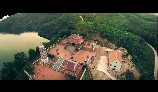 Ngoài ra, sức hút lớn khác trong clip của Hoàng Rob là phần âm nhạc. Ca khúc “Sau You Do” của Tiên Tiên được chàng trai Quảng Bình chơi lại bằng violin, tạo ra âm hưởng vừa cổ điển, vừa hiện đại.