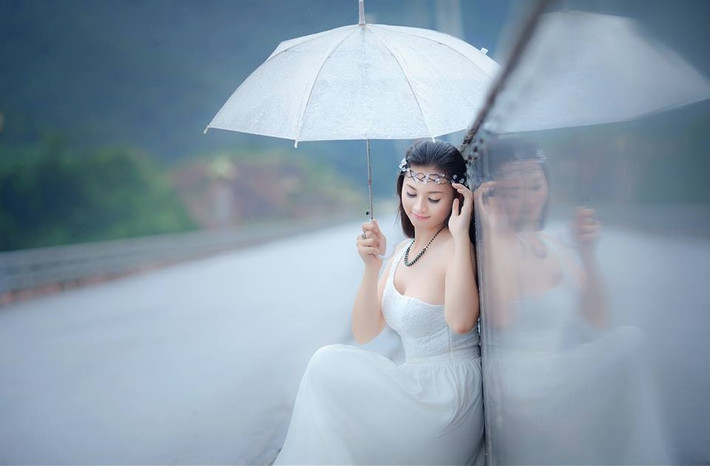 Chính vì vậy, nữ công an huyện đã quyết định thực hiện bộ ảnh mang phong cách khá táo bạo ở Hồ Cửa Đạt, Thường Xuân, Thanh Hóa. Bộ ảnh được thực hiện trong bối cảnh rừng núi, trong thời tiết mang màu sắc trầm tối, nhưng hình ảnh Phương Thảo vẫn rất nổi bật với trang phục màu trắng sáng. Điều này tạo nên cảm nhận cho người xem về một “tiên nữ” thực sự. Bộ ảnh do nhiếp ảnh gia Nguyễn Ngọc Đức thực hiện.